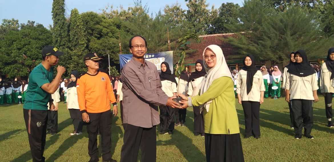 Penandatanganan MoU dan Penyerahan Bibit oleh Politeknik Banjarnegara kepada SMAN 1 Purwareja Klampok