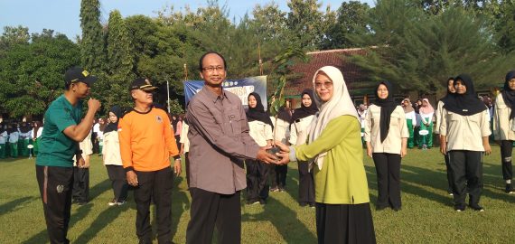 Penandatanganan MoU dan Penyerahan Bibit oleh Politeknik Banjarnegara kepada SMAN 1 Purwareja Klampok