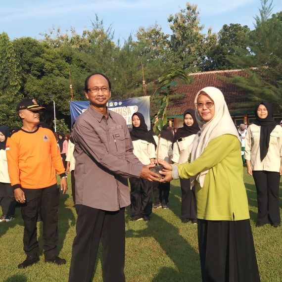 Penandatanganan MoU dan Penyerahan Bibit oleh Politeknik Banjarnegara kepada SMAN 1 Purwareja Klampok